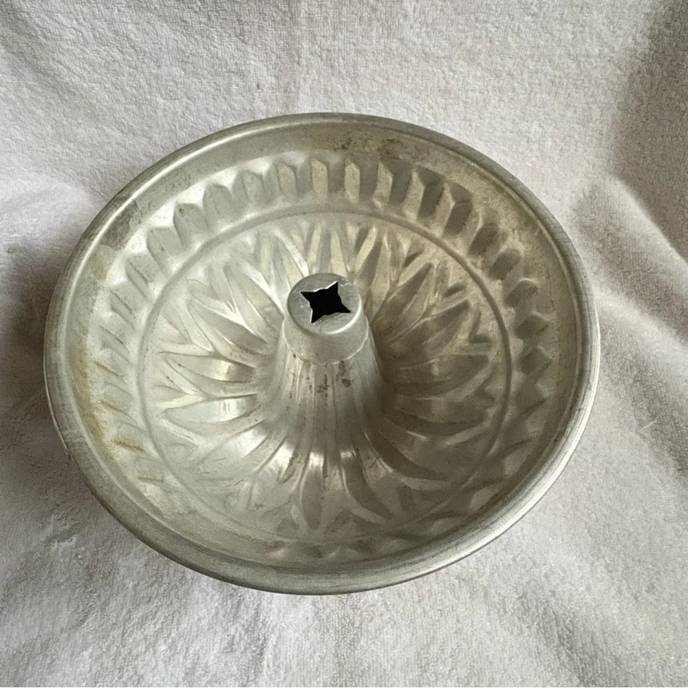 Aluminum Vintage Silver Bundt Baking Pan